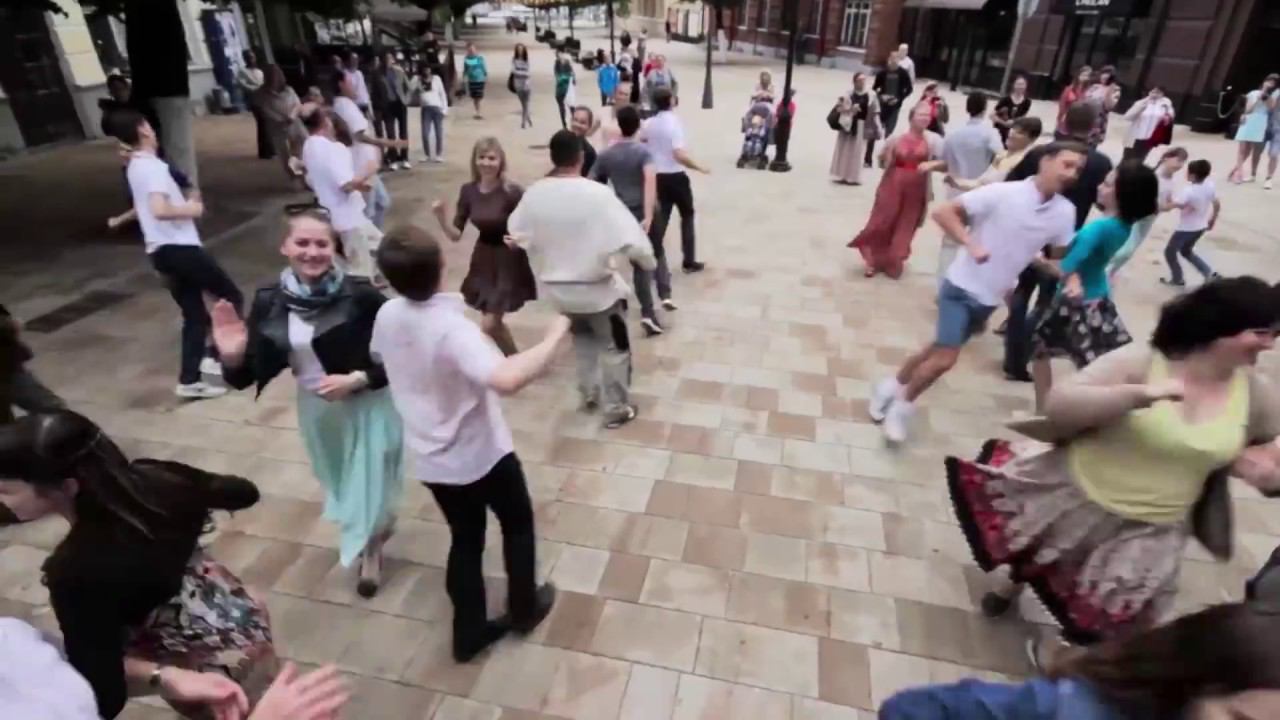 "Внезапно-в-пляс" - флешмоб по-русски - Flashmob-in-Russian смотреть онлайн