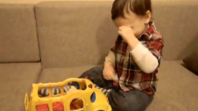 Школьный автобус Little People от Fisher Price - Fisher-Price Little People Lil' Movers School Bus смотреть онлайн