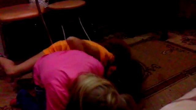 Мама избивает дочь