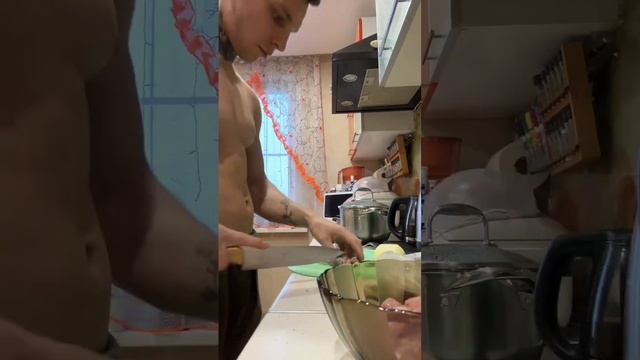 Как относитесь к тому что мужчина готовит? #кухня #еда #этетика смотреть онлайн