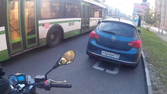 Чувак на мотоцикле / Удивленные взгляды из автобуса смотреть онлайн