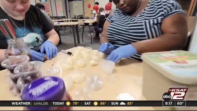 Somerset Junior High School cafe teaches life skills to students смотреть онлайн