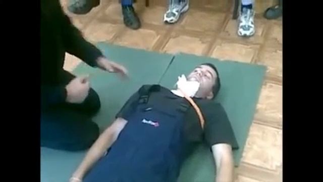 Как остановить кровотечение на шее человека ПМП смотреть онлайн