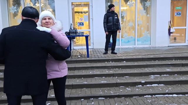 25.12.23г..."НЕЖНЫЕ СЛОВА"... В.Хозяенко... звучит на танцполе в Гомельском парке... смотреть онлайн