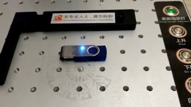 лазерная гравировка на флешке