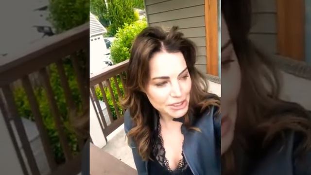 Smallville | Erica Durance talks about Tom Welling смотреть онлайн