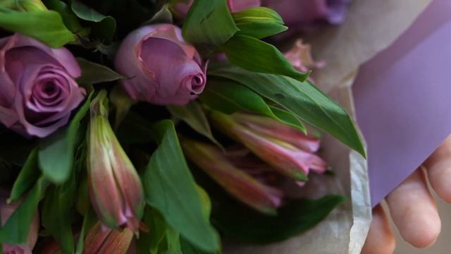 Букет из 25 сиреневых роз (Кения) Standart и 7 розовых альстромерий смотреть онлайн