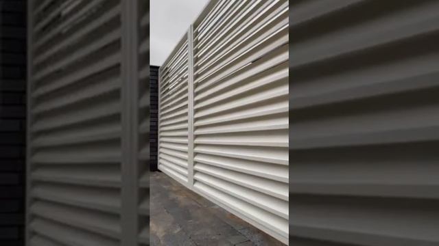 Забор жалюзи, распашные ворота с заполнением жалюзи и автоматикой Nice Wingo