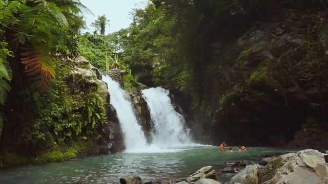 БАЛИ | ПРЫГАЕМ В ВОДОПАДЫ GIT GIT и ALING ALING смотреть онлайн