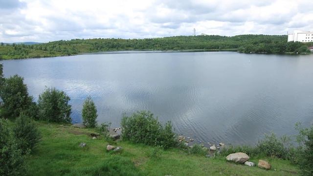 26.06.2021. Россия. Мурманск. Вид на Семёновское озеро с обзорной площадки смотреть онлайн