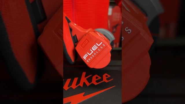 Компактная отрезная аккумуляторная машина Milwaukee M12 FCOT-422X FUEL. Мегамастер. смотреть онлайн