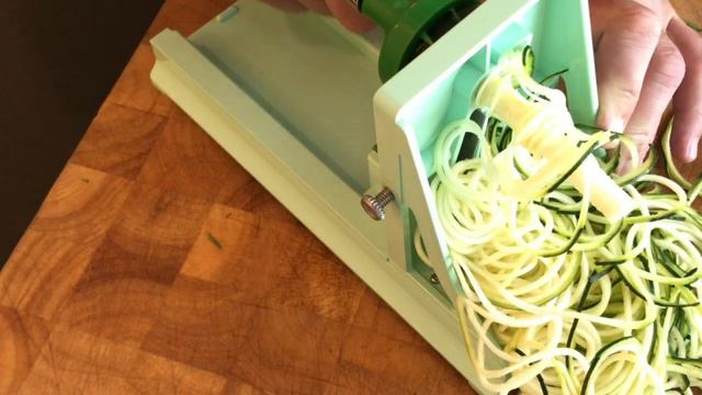 Easy Zucchini Pasta || Benriner Spiralzer Slicer смотреть онлайн