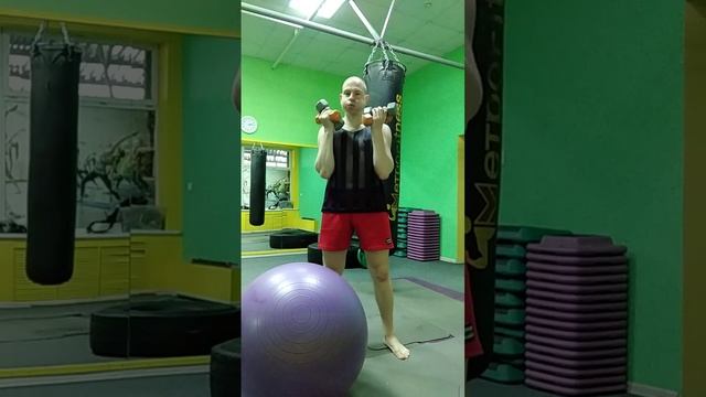 Сгибание рук на бицепс. Сгибания рук с гантелями – упражнение для изолированной проработки бицепса.