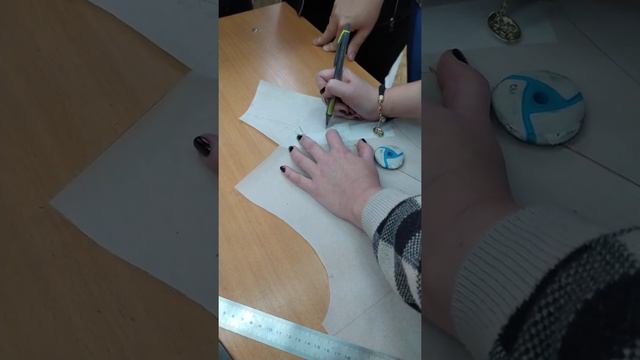 Трансформация детали нижнего воротника мужского пиджака перед разработкой лекала верхнего воротника смотреть онлайн