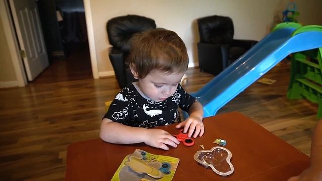 Toddlers Reaction to Spinners смотреть онлайн