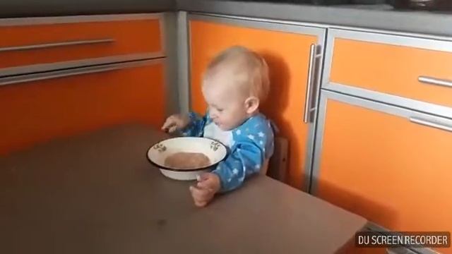 Кушаю супчик самостоятельно