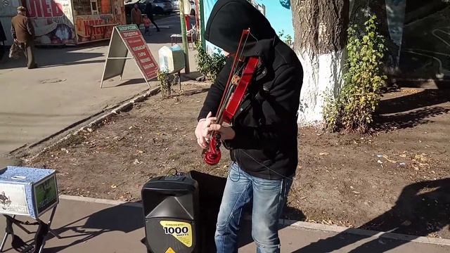 Скрипач на улице у Соборной Мечети, музыка к песне "Despacito" смотреть онлайн