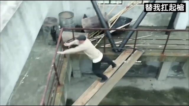 He defeated a group of strong martial arts masters with bare hands. смотреть онлайн