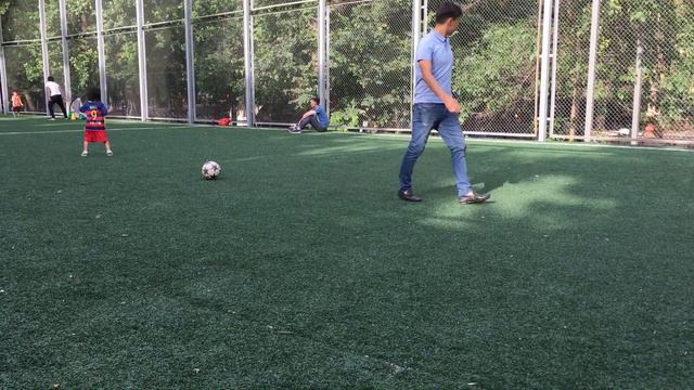 Дети играют в Футбол смотреть онлайн