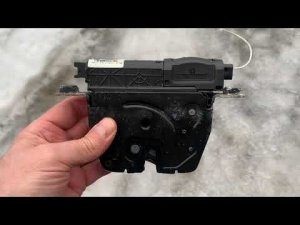 Аварийное открывание багажника BMW 3-й и 5-й серии, F30 и F10. Снятие и установка замка багажника.