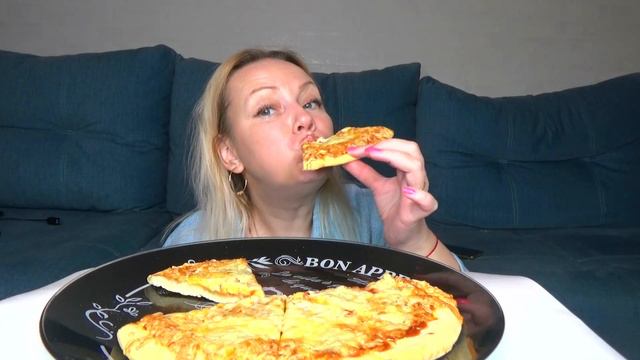 МУКБАНГ ПИЦЦА 4 СЫРА за 129 РУБЛЕЙ/Mukbang еда на камеру/Русский мукбанг/Домашняя еда/не АСМР/ смотреть онлайн