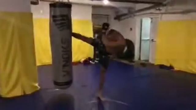 Хайкик в суперслоу с нового iphone! Highkick in superslowmotion! смотреть онлайн