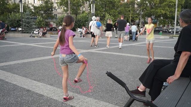 Вечером возле фонтана август 2022..mp4 смотреть онлайн