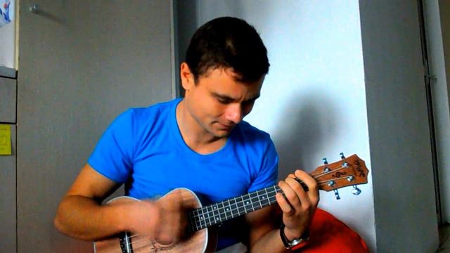 Есть красивая одна девушка на УКУЛЕЛЕ