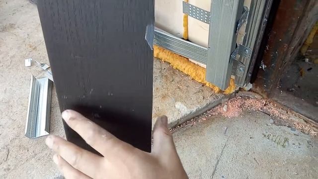 Монтаж каркаса и околооконных планок вокруг дверей при монтаже сайдинга