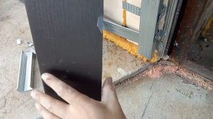 Монтаж каркаса и околооконных планок вокруг дверей при монтаже сайдинга