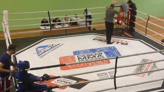 Боксёр в красном против Тайского боксёра mp4 смотреть онлайн