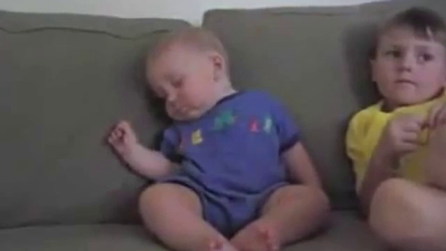 Малыш засыпает, сидя на диване смотреть онлайн