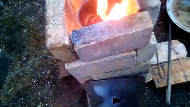 Собрал плавильную турбо печь .Плавлю алюминий из электроного лома. Хороший результат.. смотреть онлайн