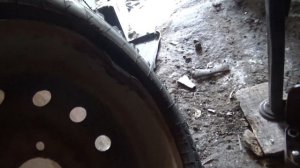 К чему приводит сильный удар по колесу при попадании в яму на дороге...