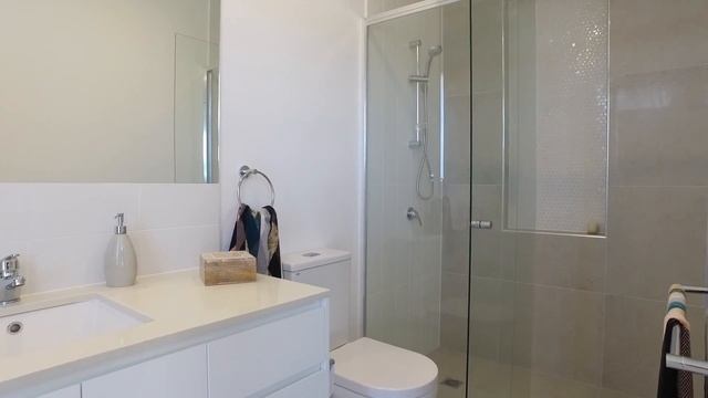 Elevated home overlooking Robina City Parklands смотреть онлайн