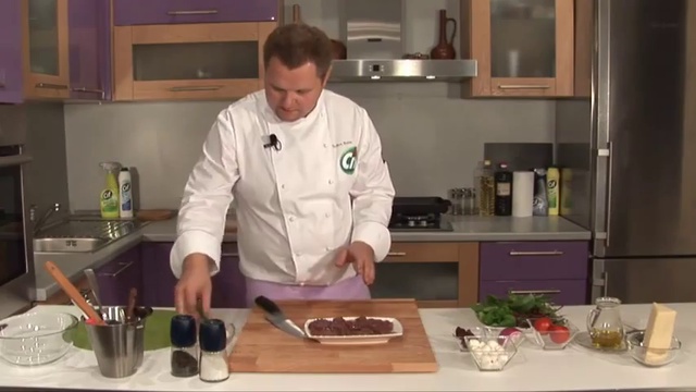 Как приготовить теплый салат с ростбифом и моцарелой