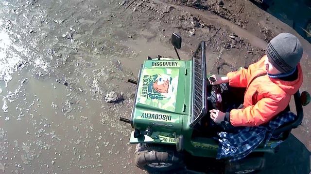 Обзор на шикарный джип! правда детский )))) Гоняем по бездорожью ! живучий уже три года убиваем) смотреть онлайн