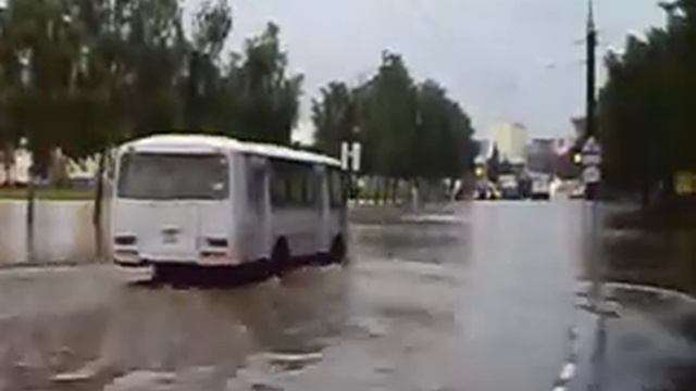 Потоп в Витебске на ул. Правды 19 июля 2011.mp4 смотреть онлайн