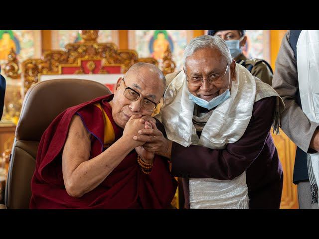 Далай-лама и главный министр штата Бихар встретились в Бодхгае смотреть онлайн