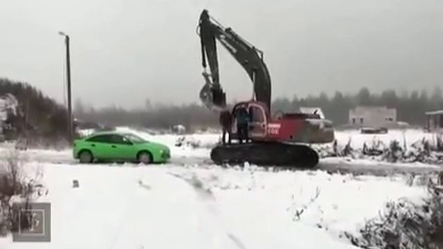 Смотреть Всем!!! Кран угробил тачку хулиганов😂😂 смотреть онлайн