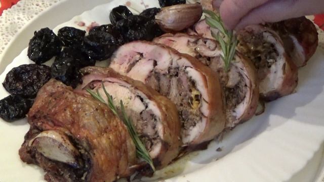 Куриный рулет с черносливом, чесноком и розмарином. смотреть онлайн