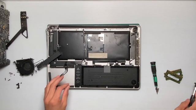 Apple MacBook Pro A1286 Late2011 MD322J/A 分解のプロセス [MechanicManiacTV009] смотреть онлайн