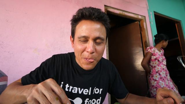 Sri Lankan Tamil Food - BANANA LEAF MEAL and Lagoon Crabs in Trincomalee, Sri Lanka смотреть онлайн