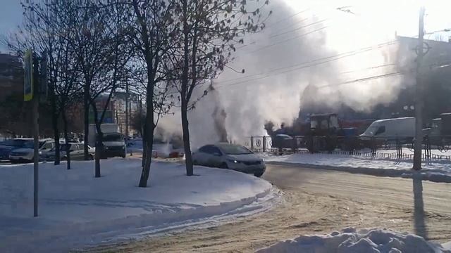 Гейзер из теплосетей. Рязань смотреть онлайн