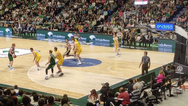Asistencia descomunal de Alberto Díaz y Matazo impresionante de David Kravish, Unicaja de Málaga. смотреть онлайн