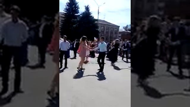 Выпускной бал 2018 на площади Ленина у молодёжного театра г Узловая