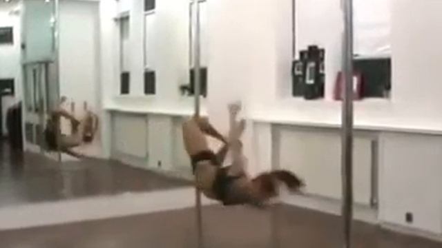 Нереальные трюки на шесте.flv смотреть онлайн