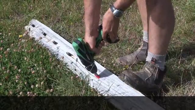 Саморезы для крючков фиксаторов проволоки на деревянных столбах шпалеры виноградника