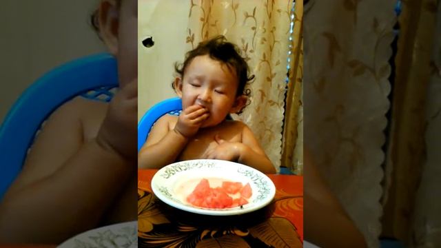 Дочка кушает арбуз и засыпает) смотреть онлайн