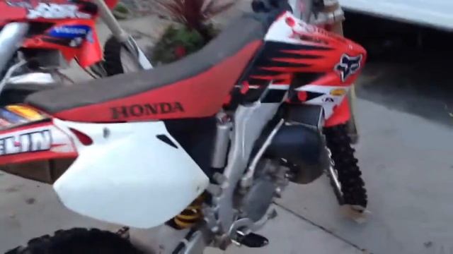2001 2002 2005 Honda CR125 Walk Around смотреть онлайн